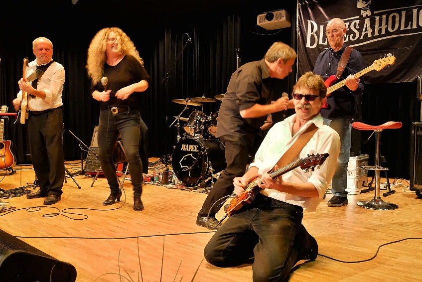 Band Plues kniend